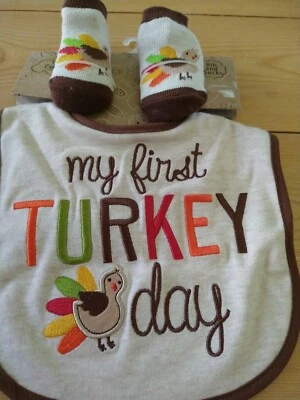 Primer babero de Acción de Gracias para bebé de Baby Essentials. Babero y calcetines nuevos Foto 1 de 4