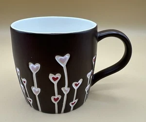 Taza de café de cerámica Starbucks 2009 pintada a mano marrón chocolate con corazones 16 oz - Imagen 1 de 5