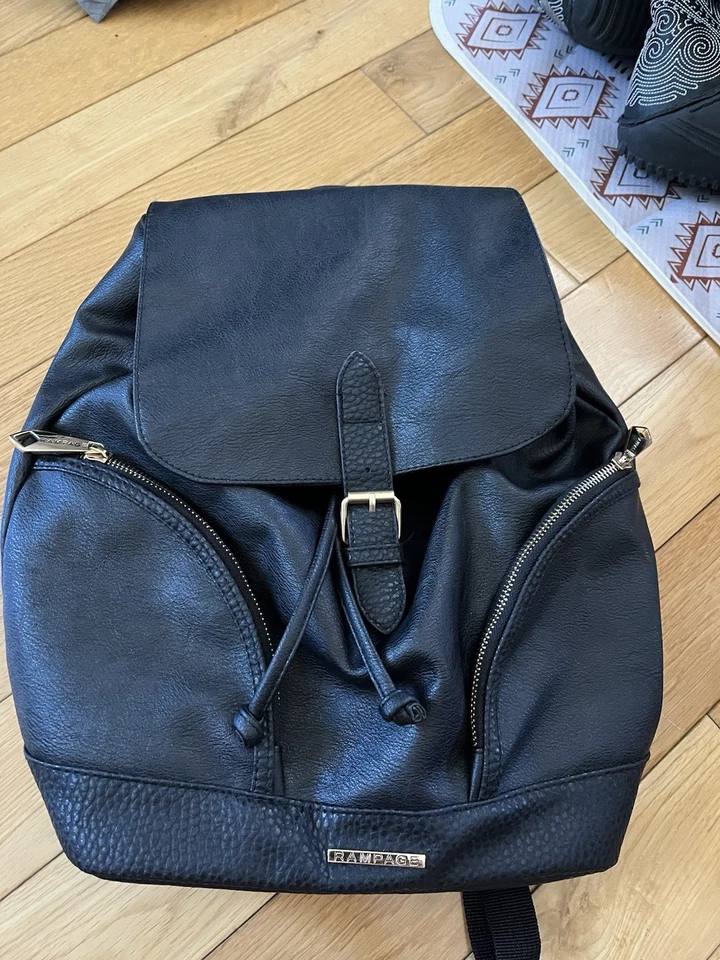 Mochila para mujer Rampage de imitación de cuero negra Foto 1 de 4