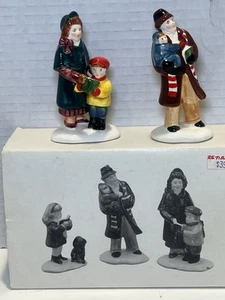 DEPT 56 CAROLING FAMILY 5105-5 VILLAGGIO DELLA NEVE CHRISTMAS CHIOR SET DI 2 - Foto 1 di 4