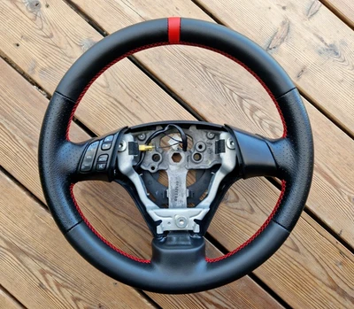 NUOVA PELLE 2005-Mazda 3 5 III V Volante Striscia ROSSA 2005-2010 NUOVO Foto 1 de 4