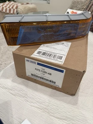 1992-1997 Ford Bronco/Pickup Amber Parking Light Lens New Old Stock RH - Image 1 of 3