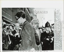 1963 Press Photo Mandy Rice-Davies, escorted into Old Bailey Court through crowd