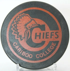 Cariboo College Chiefs Kamloops BC Canada 1977 College Hockey Tourney Puck (B) - Imagen 1 de 10