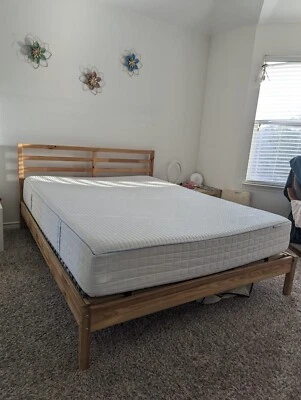 Colchón Ikea tamaño queen con marco de cama Foto 1 de 4