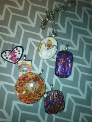 Arco Iris Brite Años 80 Colgante Collar Dibujos Animados Niña Power Joyería Lote Cabina de Vidrio  Foto 1 de 4