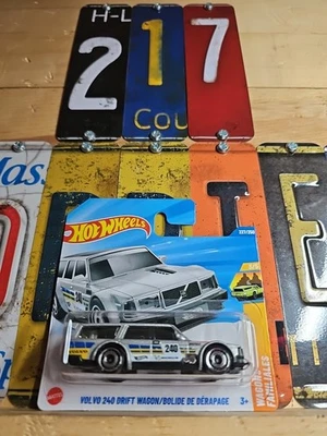 Tarjeta corta Hot Wheels Volvo 240 Drift Wagon plateada Foto 1 de 3