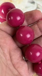 Grande collana di perline rosa fucsia costume gioielli chiusura gancio girocollo vintage - Foto 1 di 9