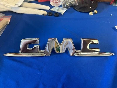 GMC Suburban 1955 1956 1957 1958 emblema puerta trasera cromo nuevo Foto 1 de 4