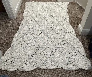 Shabby Chic Häkelüberwurf weiß mit grünen Akzenten 63x46 dick & schwer Landhaus - Bild 1 von 10