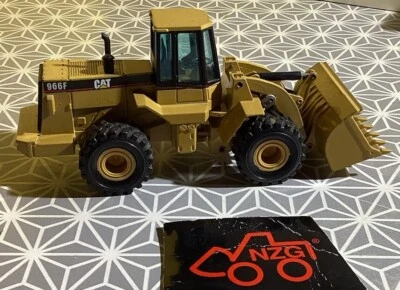 NZG CAT Kleiner Radlader in Maßstab 1:50. - Bild 1 von 4