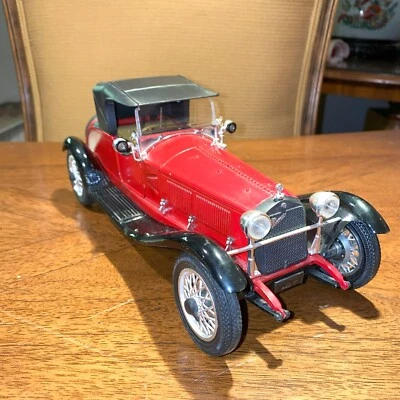 Coche modelo Polistil Alfa Romeo Alfetta 1750 rojo escala 1/16 Foto 1 de 4