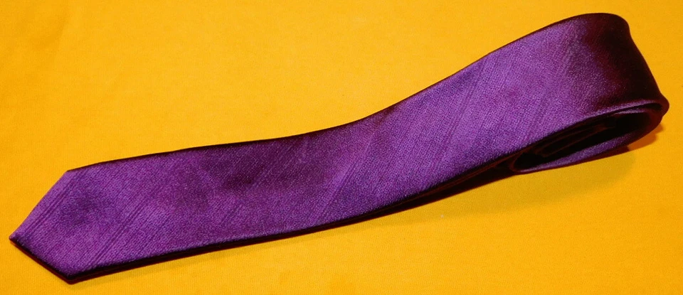 CALVIN KLEIN CORBATA DELGADA EXTREMA A RAYAS MORADAS/BORGOÑA - CORBATAS - CORBATAS DE DISEÑADOR. Foto 1 de 3