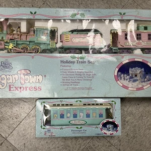 1995 Precious Moments The Sugar Town Express set treno vacanze + carrozza passeggeri - Foto 1 di 8