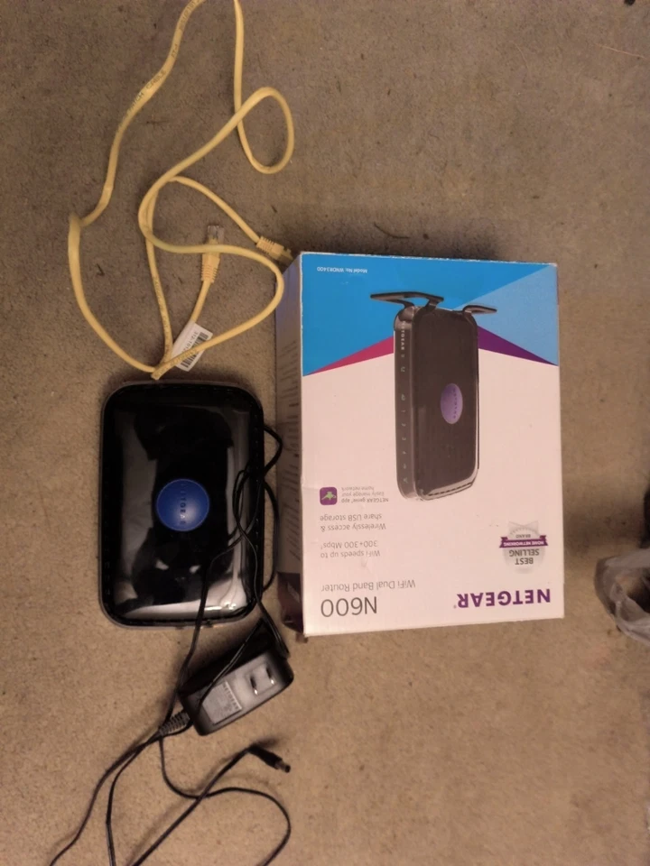 Router de doble banda WiFi NETGEAR N600 con caja Foto 1 de 1