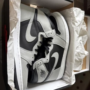 Size 11 - Nike Jordan 1 Retro OG High Shadow 2.0 DS Heat NIB Grey Black White - Picture 1 of 10