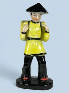 Figurina giapponese di uomo in cappello a punta un contenitore sul retro forma una fioriera - Foto 1 di 8