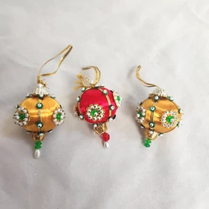 Adornos de Navidad con cuentas de push pin de colección bola de satén oro rojo hecho a mano - Imagen 1 de 9