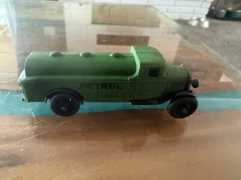 VINTAGE DINKY TOYS MECCANO #25 PETROL TANK WAGON GREEN - Image 1 of 4