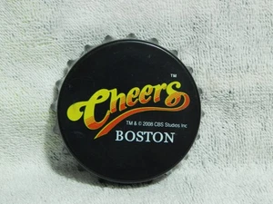 Imán abridor de botellas Cheers (CBS Studios, 2008) Boston EE. UU. (3"") ~ mercancía promocional - Imagen 1 de 5