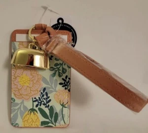 TARJETA DE CORDÓN DE IDENTIFICACIÓN FLORAL ROSA BATH & BODY WORKS, INSIGNIA, LLAVE Y BACHILLERA - NUEVO- - Imagen 1 de 1