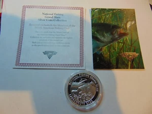 TARJETA DE MONEDA CHALLENGE Y CERTIFICADO CLUB DE PESCA NORTEAMERICANO LUBINA GRANDE - Imagen 1 de 4