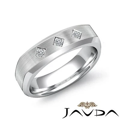 Impecable anillo de platino de 6 mm con media alianza de boda de diamantes de 3 piedras de princesa para hombre 0,2 quilates Foto 1 de 3