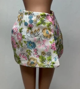 De colección Barbie Moda Muñeca Clon Hecho a Mano Floral Falda Corta Pantalones Cortos - Imagen 1 de 3