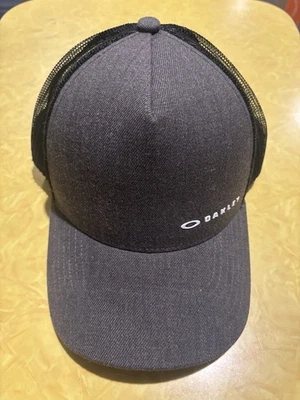 Oakley Hat - Classic Mid Snap Back Cap - Black/Grey - Mesh - Excellent Condition - Image 1 of 4