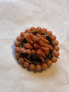 Vintage MESSING & KORALLE DIMENSIONALE FILIGRANE BROSCHE ANSTECKNADEL, detailliert - Bild 1 von 3