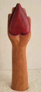 VINTAGE 10" GESCHNITZTES HOLZ HERZ IN HAND SKULPTUR SIGNIERT DEIEY - Bild 1 von 6