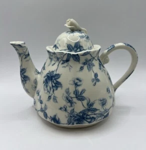Tetera de porcelana fina Coastline Imports Blue Toile Collection - Imagen 1 de 24