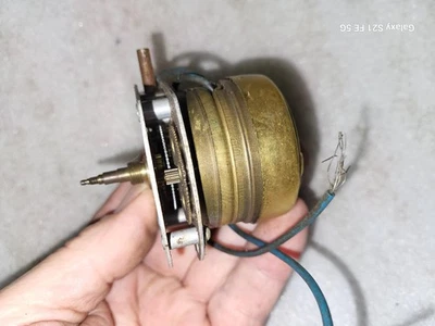 Synchron Model 610 110V 60CY 3W 1 RPM Clock Motor & Movement Working #17 - Image 1 of 3