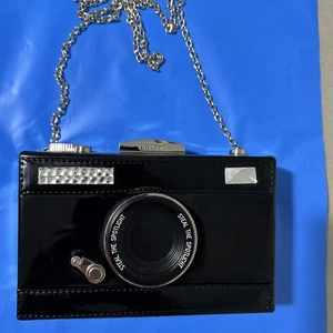Bolso de charol negro Letode parece una cámara usado una vez para una exposición de arte - Imagen 1 de 10