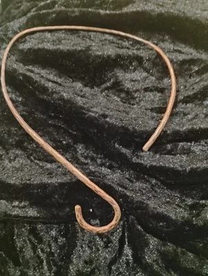 Soporte colgante collar chocker en forma de gancho de alambre de cobre Foto 1 de 4