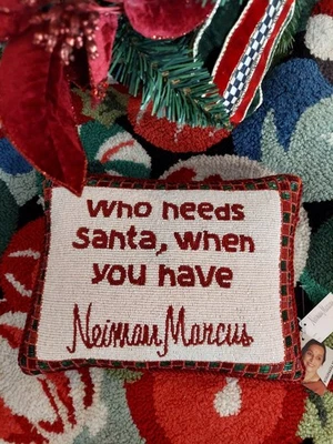 Almohada Sudha Pennathuer Who Needs Santa, When You Have Neiman Marcus Fabulosa  Foto 1 de 4