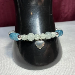 Handwerkliches silberfarbenes Armband mit blauen und weißen Perlen und silberfarbenem Herz - Bild 1 von 8
