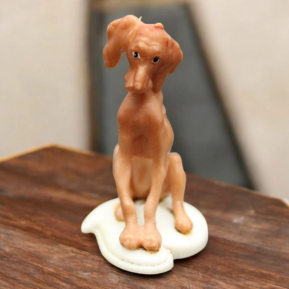 Decoración de pastel de plástico Wilton Hound Dog 1973 vintage 3 1/4" de alto Foto 1 de 4