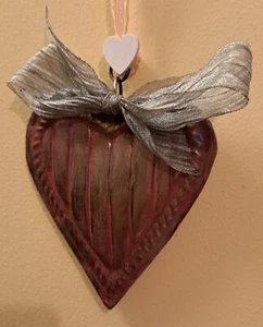 Preloved Redone Metallherz mit Silberband Schleife und Band/Jutebehang - Bild 1 von 4