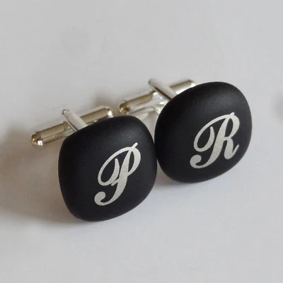  Gemelos Monograma Personalizados - Iniciales Platino sobre Vidrio Negro Mate Foto 1 de 3