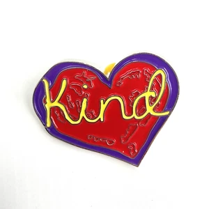 Penzeys Spices "Kind" rot lila gelb Herz Pin - Bild 1 von 3