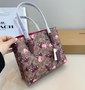 NWT COACH x PEANUTS Mollie Tote Bag 25 in Signature Coated Canvas Cherry Outlet - Bild 1 von 7