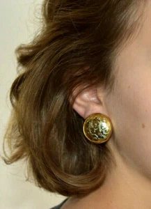 Vintage Clip On Earrings Gold Tone Etched Flowers Swirl - Picture 1 of 9