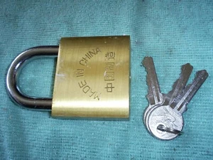 VORHÄNGESCHLOSS SCHWERLAST 60 MM IN MESSING 3 SCHLÜSSEL 10 MM STARK SCHÄKEL - Bild 1 von 3