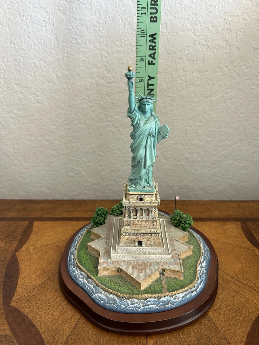   STATUE OF LIBERTY　中古品物 Statue of Liberty with New York City Skyline Figurine 5