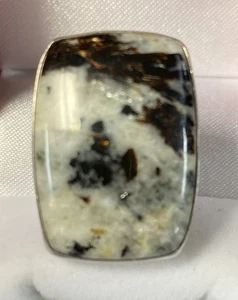 Anillo de plata de ley con piedra en escamas negra, blanca y dorada - talla 7,5 - Imagen 1 de 4