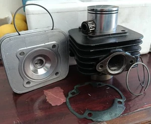Gruppo Termico Pinasco T-force Ghisa Bifascia E Dr70 Per Motore Piaggio Ad Aria - Foto 1 di 16