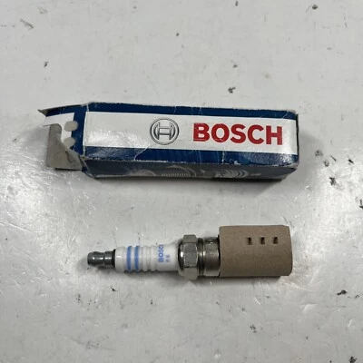 Bujía Bosch 7975 apta para Ford Buick Jeep Mercury Chevrolet GMC 1969-1996 Foto 1 de 3