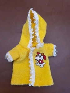 VINTAGE BARBIE THE HEART FAMILY BABY PUPPE KLEINKIND GELB BADEMANTEL NUR KLEIDUNG - Bild 1 von 3