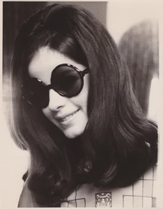 1967 Pressefoto Mode Model in "Eulenauge" Sonnenbrille entworfen von Oleg Cassini - Bild 1 von 2